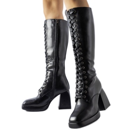 Fekete szigetelt csizma masszív Nova sarokkal