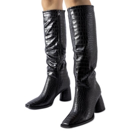 Tanácsi dombornyomással díszített fekete csizma