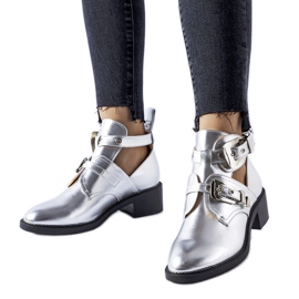 Fényes fémes, magas dekoltázsú Ritaldi bokacsizma ezüst