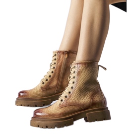 Sötétbézs állatmintás csizma a Suviana márkától Sötétbézs állatmintás csizma a Suviana márkától