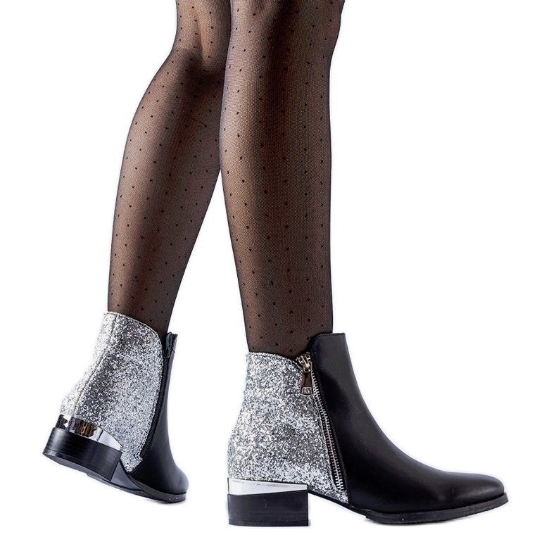 Fekete bokacsizma fényes háttal Olindo