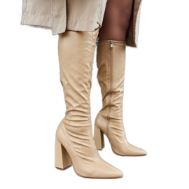 Bézs színű magassarkú csizma az Abelino márkától