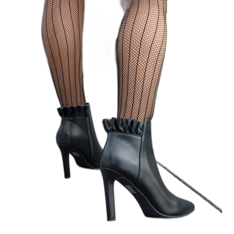 Fekete bokacsizma fodros Roger tűsarkún