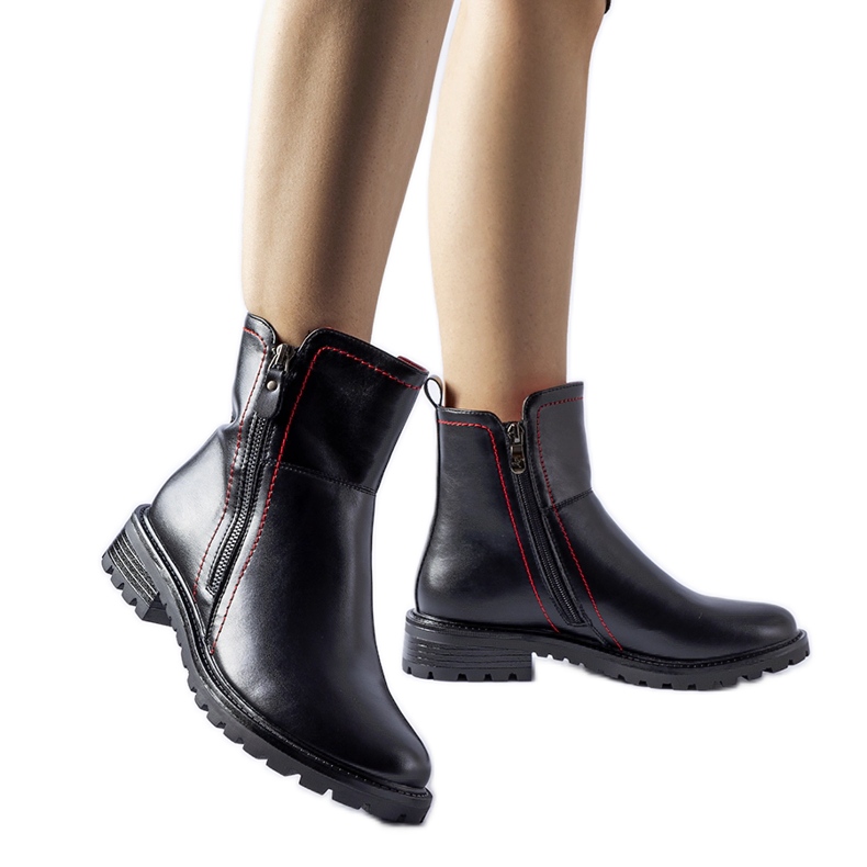 Fekete bokacsizma dekoratív piros fonallal Nereo