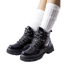 Fekete lakkozott bokacsizma a Richards-tól Fekete lakkozott bokacsizma a Richards-tól