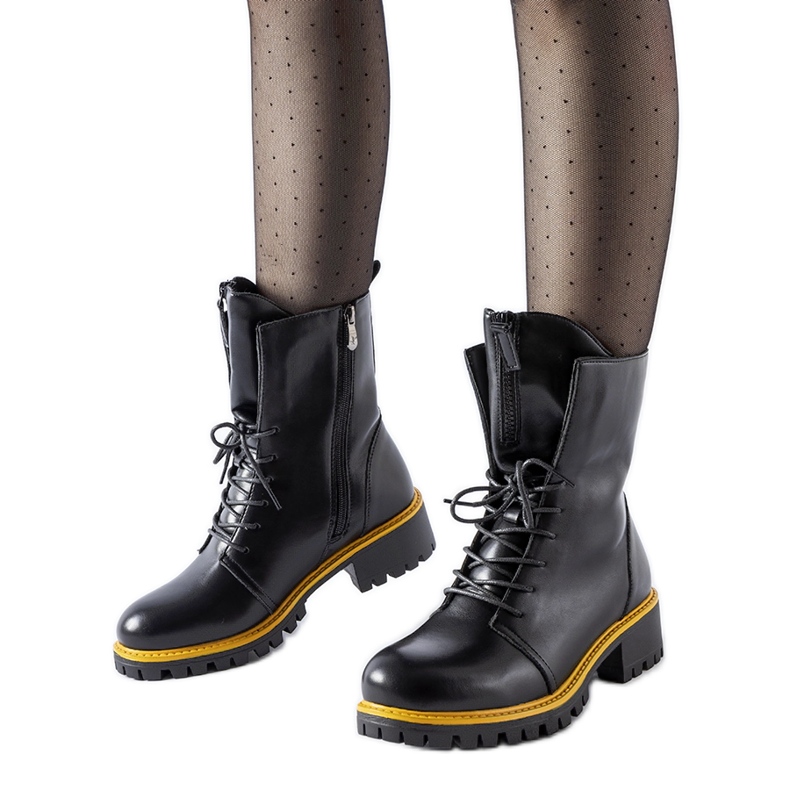 Fekete munkáscsizma sárga Elisabetta díszítéssel