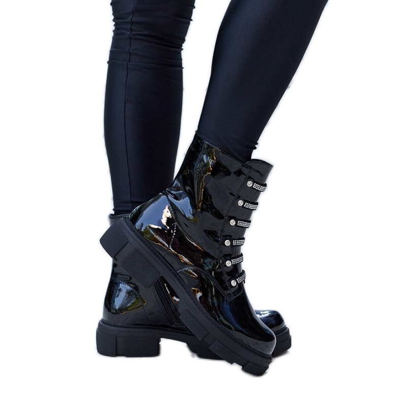 Fekete lakkozott bokacsizma Sfaranda strasszokkal