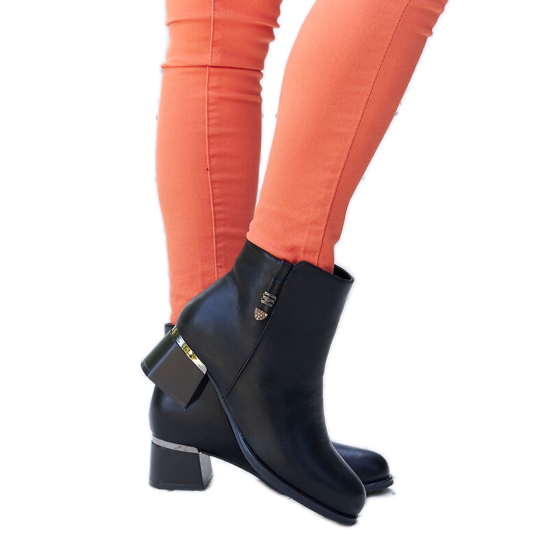 Fekete elegáns csizma Bocconi strasszokkal