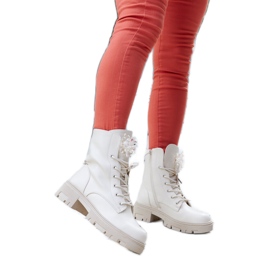 Bézs bokacsizma dekoratív gyöngyökkel Accadia