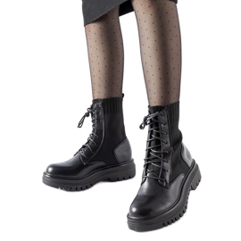 Fekete masszív zoknis munkások a Perticarától