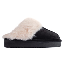 SHELOVET Bolyhos fekete puha játékok egy emelvényen SHELOVET Bolyhos fekete puha játékok egy emelvényen