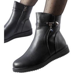 Fekete szigetelt bokacsizma dekoratív Nola medállal Fekete szigetelt bokacsizma dekoratív Nola medállal