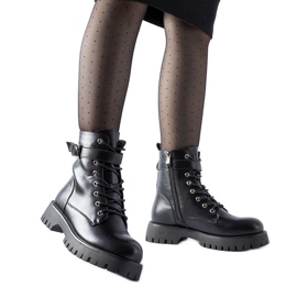 Fekete szigetelt bokacsizma dekoratív Fino csattal Fekete szigetelt bokacsizma dekoratív Fino csattal