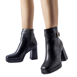 Fekete szigetelt klasszikus Caio magas sarkú bokacsizma