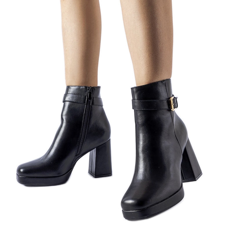 Fekete szigetelt klasszikus Caio magas sarkú bokacsizma