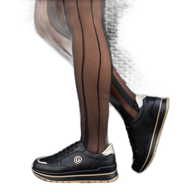 Fekete bőrcipő strasszokkal