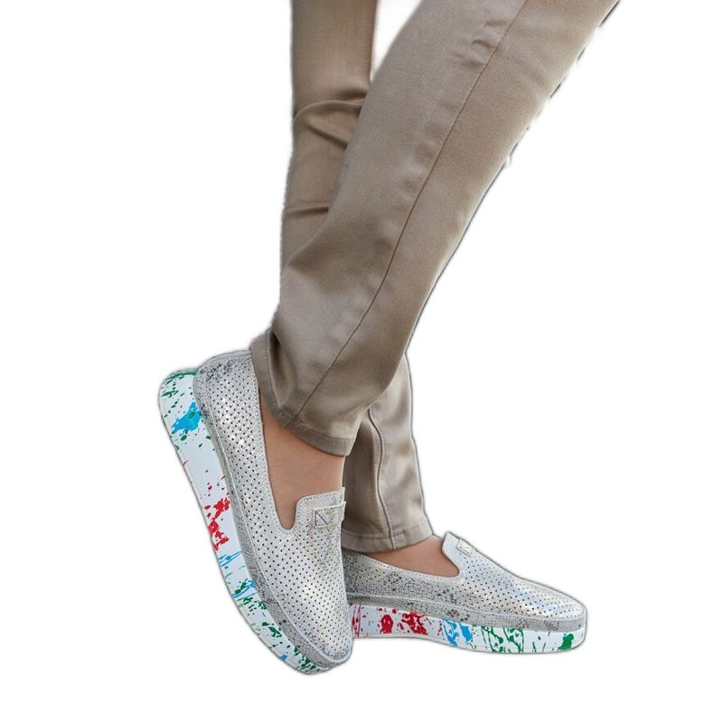 Bézs színű cipő színes ékkel