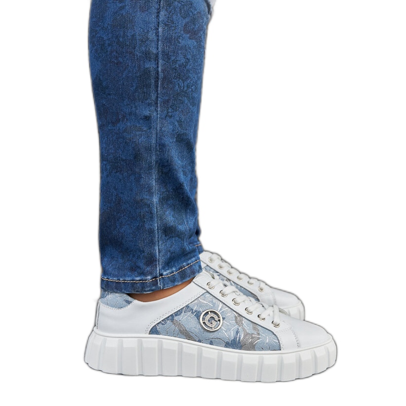 Fehér és kék bőr tornacipő Fehér és kék bőr tornacipő