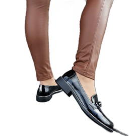 Fekete lakkozott naplopók csattal