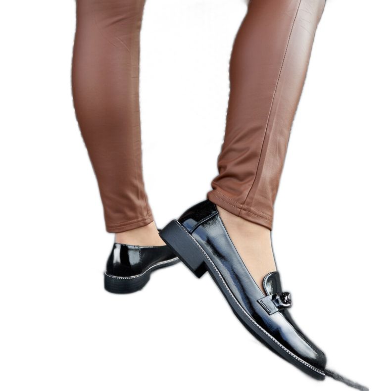 Fekete lakkozott naplopók csattal