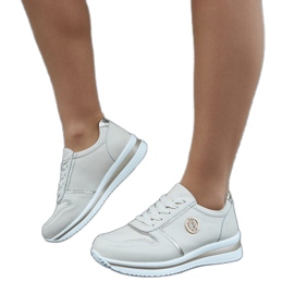 Bézs színű bőr tornacipő strasszokkal