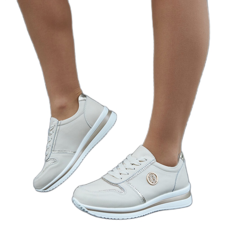 Bézs színű bőr tornacipő strasszokkal Bézs színű bőr tornacipő strasszokkal