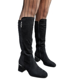 Fekete csizma patentos sarokkal