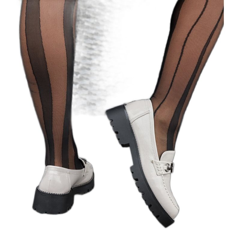 Szürke lakkozott naplopók strasszokkal