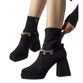 Fekete szigetelt bokacsizma Saviore medállal Fekete szigetelt bokacsizma Saviore medállal