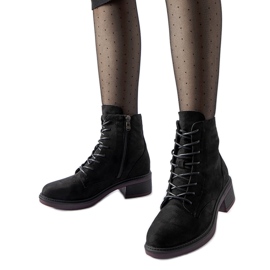 Fekete klasszikus bokacsizma lila talppal a Teo-tól