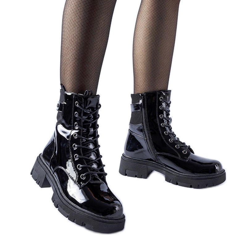 Fekete patentos, enyhén szigetelt Cunha bokacsizma