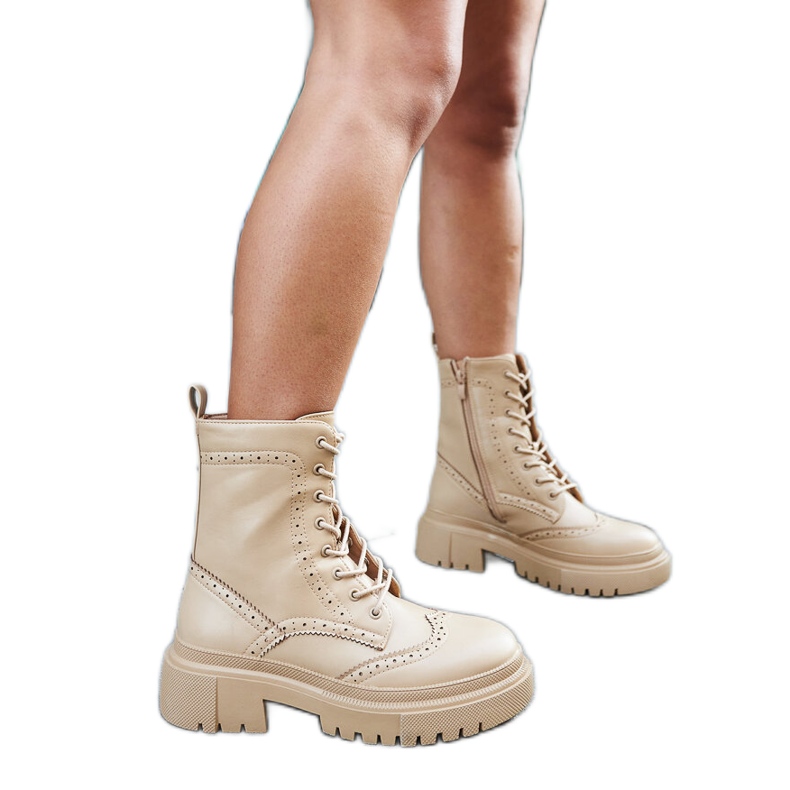 Nicla varrással díszített bézs csizma fekete