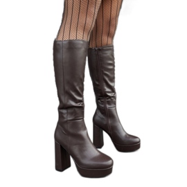 Barna csizma emelvénnyel és sarokkal a Zoccorino-tól Barna csizma emelvénnyel és sarokkal a Zoccorino-tól