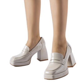 Szürke lakkozott pumpák West sarokkal