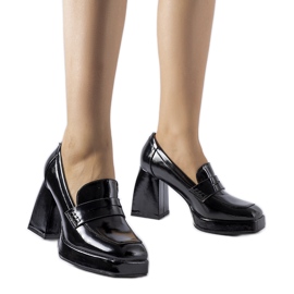 Fekete lakkpumpák West sarokkal