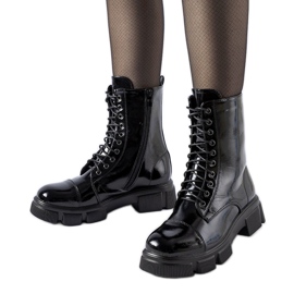 Fekete szigetelt lakkozott bokacsizma a Reeds-től Fekete szigetelt lakkozott bokacsizma a Reeds-től