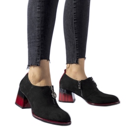 Fekete bokacsizma piros díszítéssel az Allyriane-tól