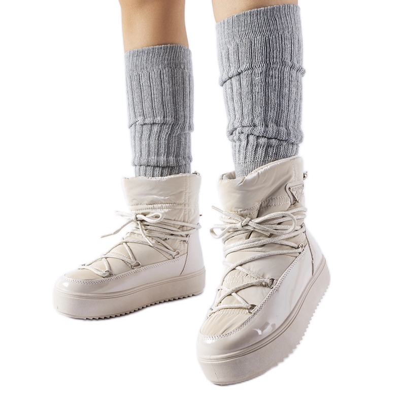 Bézs lakkozott hócsizma gumiszalaggal a Calogero-tól