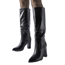 Fekete csizma Facino dombornyomással a sarkán