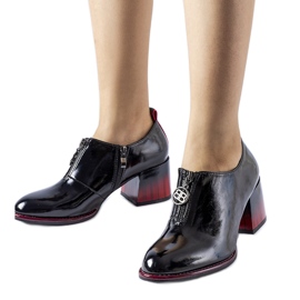 Fekete lakkozott bokacsizma az Allyriane-tól