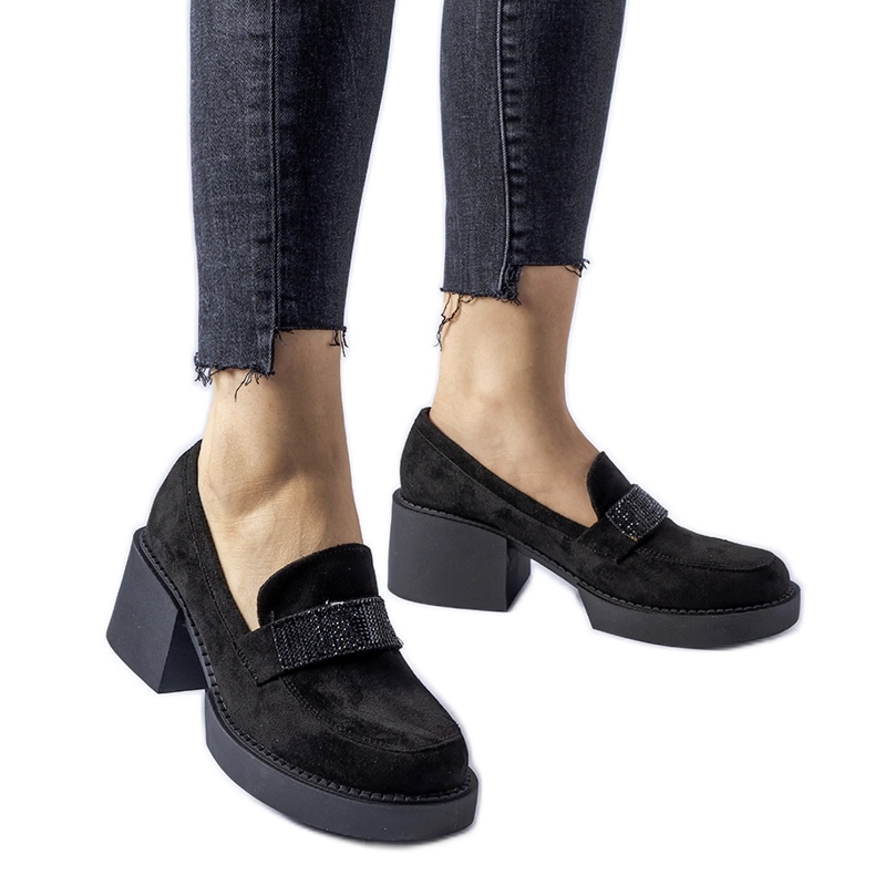 Fekete alacsony szárú cipő masszív Harrisburg sarokkal