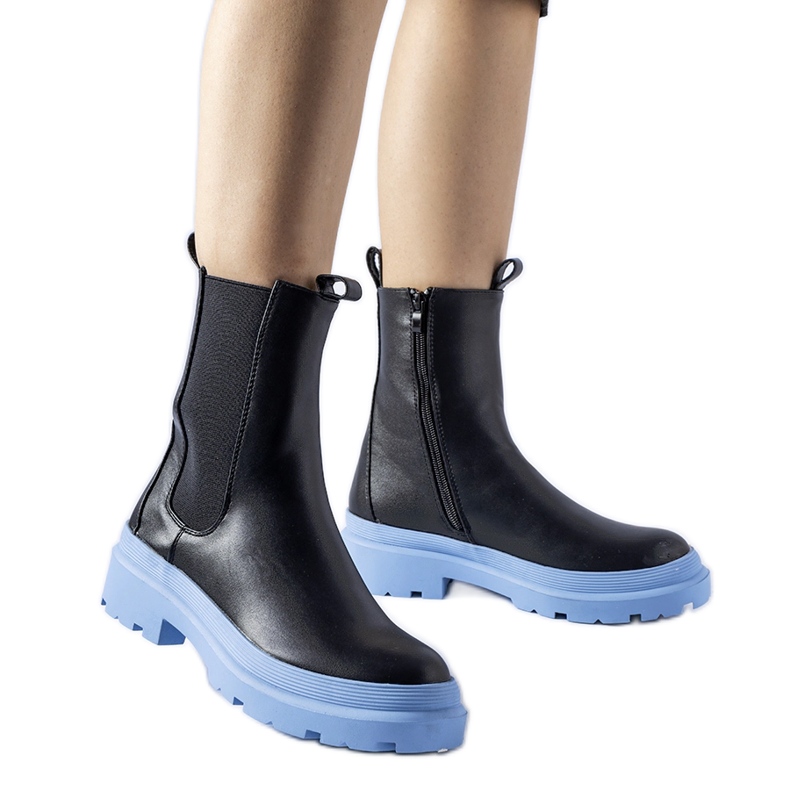 Georgette fekete cipője kék talppal