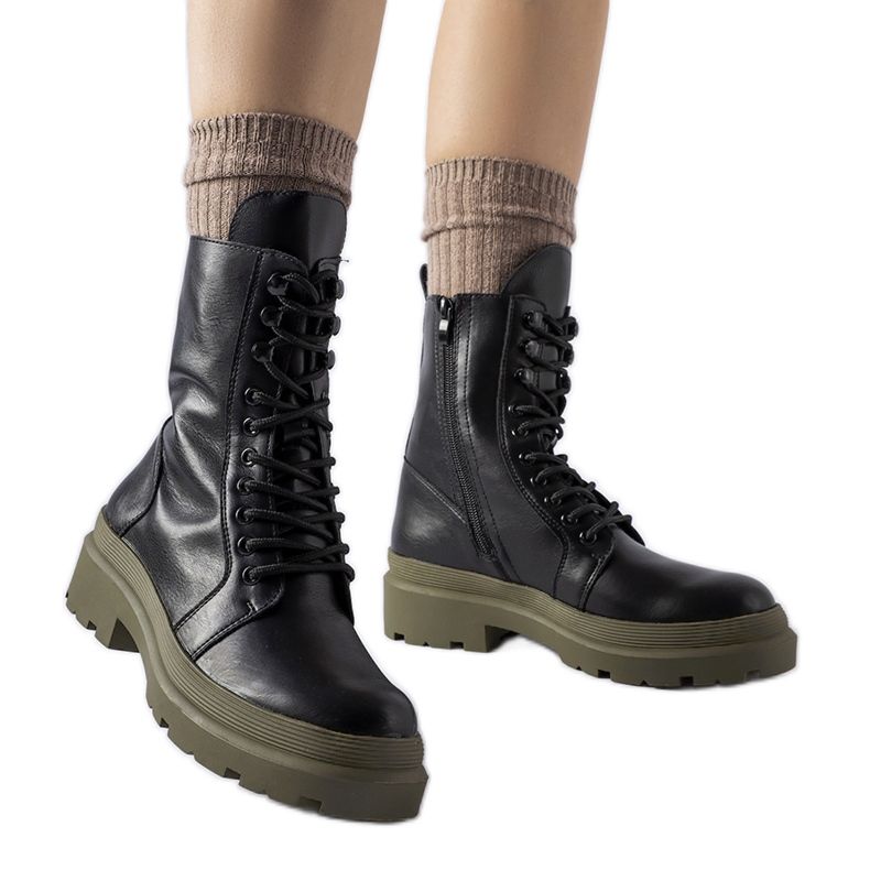 Fekete tornacipő színes Quennie talppal