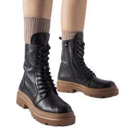 Fekete tornacipő színes Quennie talppal