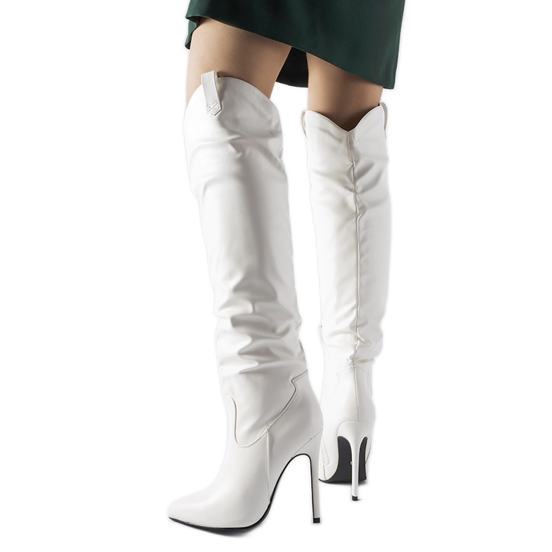 A Cerati fehér hosszú csizmája magas sarkúval