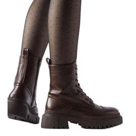 Nicla varrással díszített barna csizma