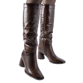 Barna csizma Council dombornyomással díszítve