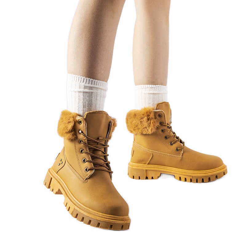 Barna Albert csizma díszszőrmével