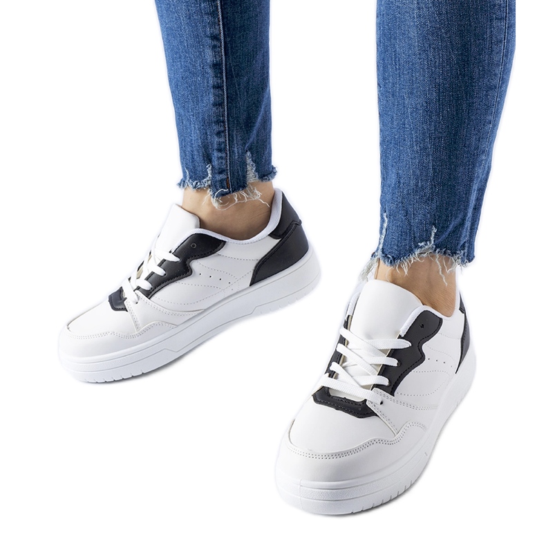 Fehér tornacipő fekete Fournie díszítéssel