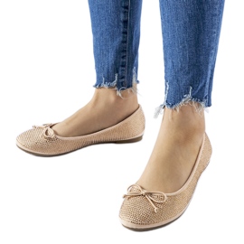 Hulotais cirkóniákkal díszített bézs balettlakások